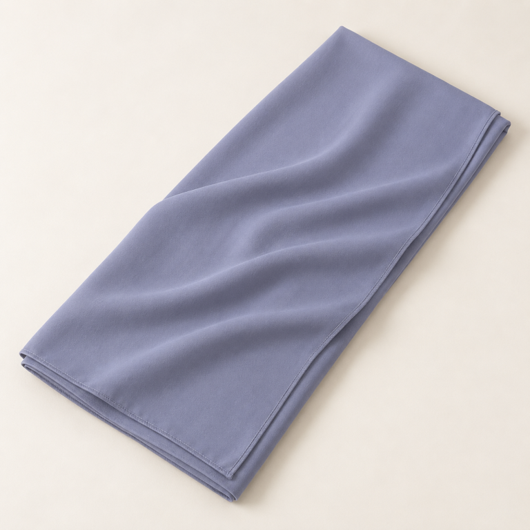 Voile soie de Médine gris lavande, plié avec un drapé sur fond clair