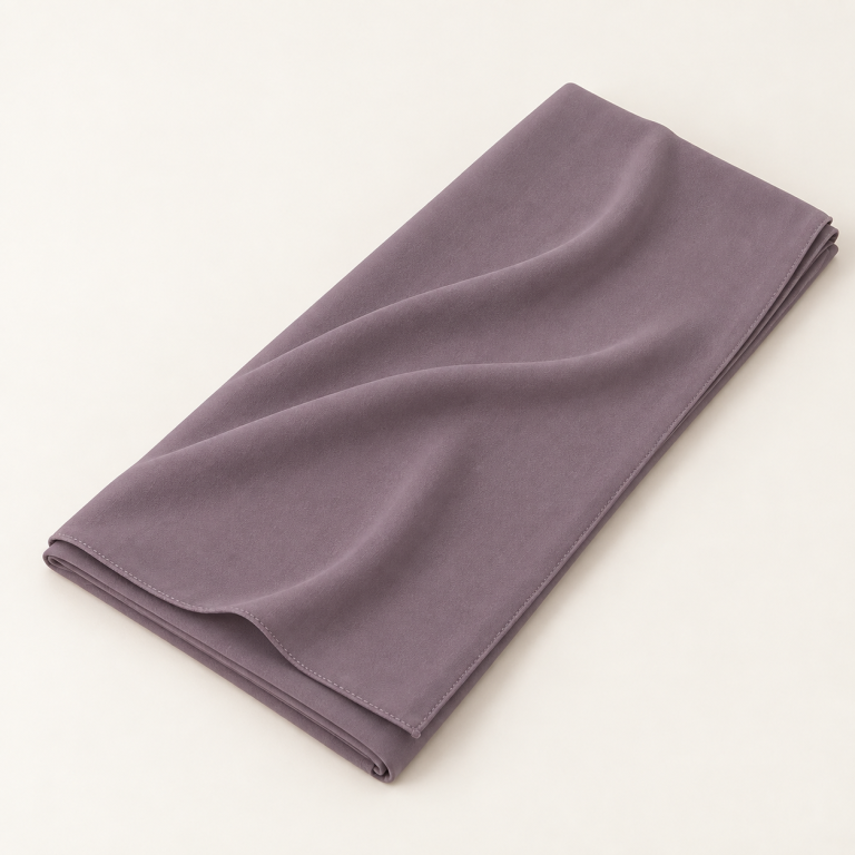 Voile soie de Médine mauve, plié avec un drapé sur fond clair