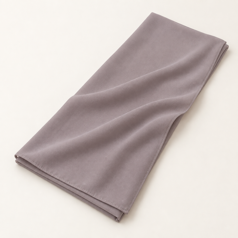 Voile soie de Médine taupe clair, plié avec un drapé sur fond clair