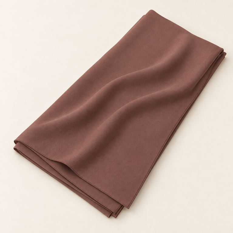 Voile soie de Médine mocha, plié avec un drapé sur fond clair