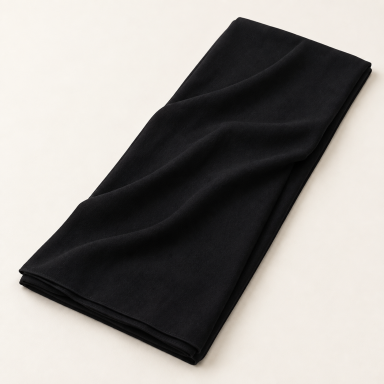 Voile soie de Médine noir, plié avec un drapé sur fond clair